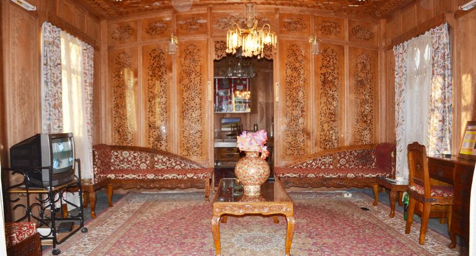 Dogstar Houseboat, Srinagar 3
